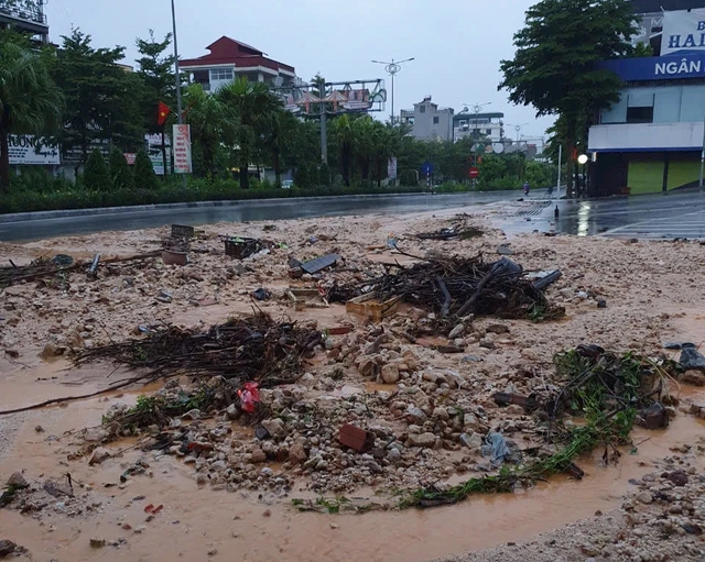 Mưa lớn suốt đêm, Hạ Long chìm trong biển nước - Ảnh 4.