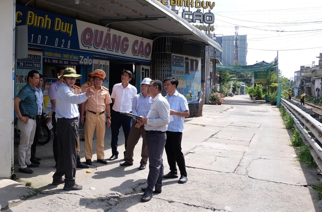 Đồng Nai: Sau tai nạn nghiêm trọng, kiểm tra các điểm giao cắt đường sắt, đường bộ- Ảnh 1.