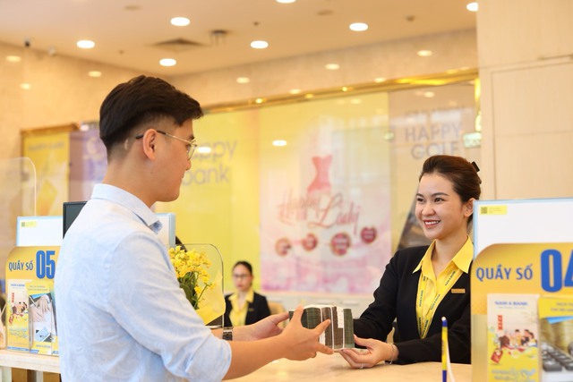 Khách hàng giao dịch tại Nam A Bank