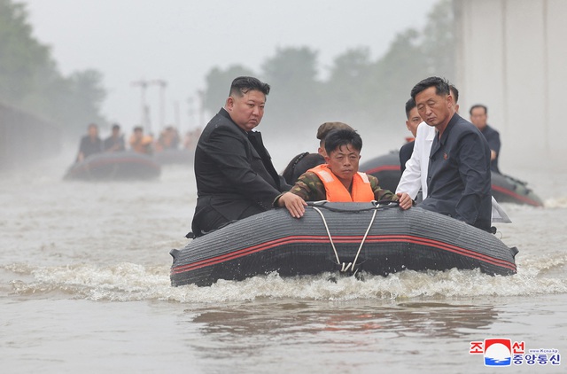 Ông Kim Jong-un đi xuồng thị sát vùng lũ, cách chức Bộ trưởng Công an- Ảnh 2.