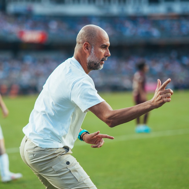 Man City vẫn chưa thắng, HLV Pep Guardiola vướng tranh cãi với Alvarez: Khẩu chiến gay gắt!- Ảnh 2.