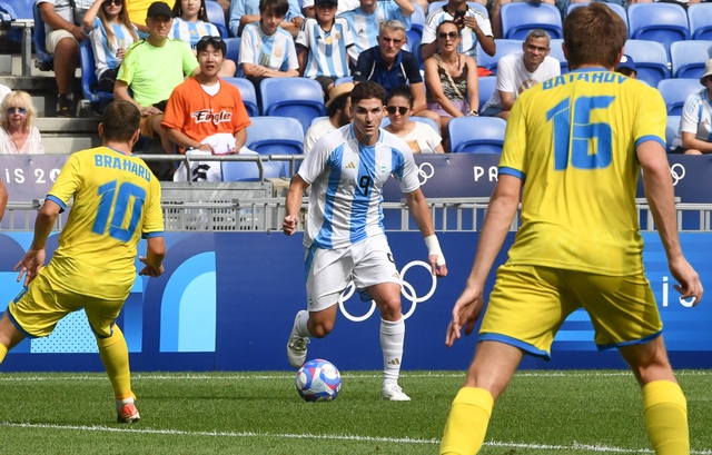 Man City vẫn chưa thắng, HLV Pep Guardiola vướng tranh cãi với Alvarez: Khẩu chiến gay gắt!- Ảnh 1.