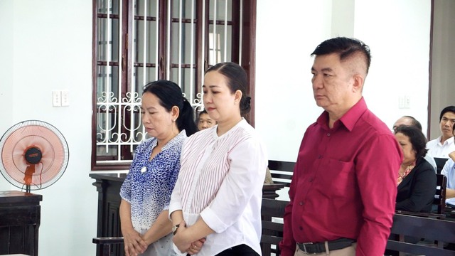 Xét xử cựu giám đốc BVĐK Vĩnh Long cùng 2 thuộc cấp liên quan Việt Á- Ảnh 1.