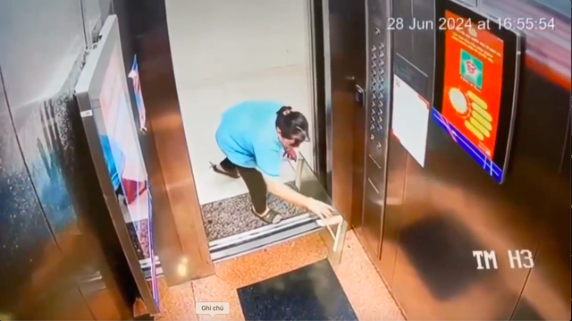 Nữ lao công dùng tấm kính chặn cửa thang máy gây cảnh tượng hú vía: Quy tắc an toàn cần biết- Ảnh 1.
