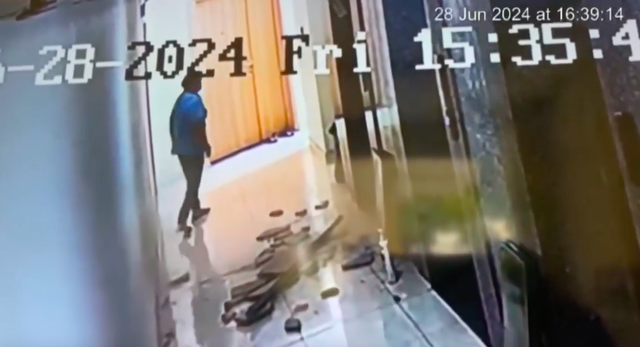 Nữ lao công dùng tấm kính chặn cửa thang máy gây cảnh tượng hú vía: Quy tắc an toàn cần biết- Ảnh 2.