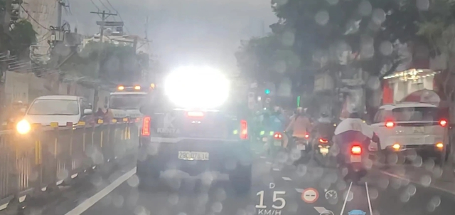 Bức xúc xe ô tô chiếu đèn sáng vào mắt người đi đường ở TP.HCM- Ảnh 1.