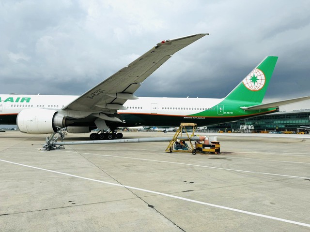 Máy bay Eva Air tông hỏng cột đèn chiếu sáng tại sân bay Tân Sơn Nhất- Ảnh 1.