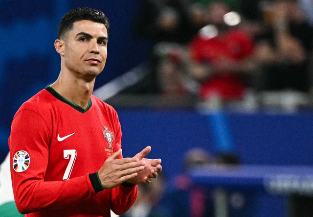 Khoảnh khắc lạ của Ronaldo: Bồ Đào Nha thua trận, nhưng nước mắt chẳng còn rơi- Ảnh 1.