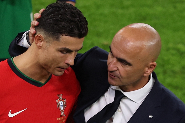 Báo Anh chỉ thẳng: Dù tàng hình cả trận, Ronaldo vẫn không chịu rời sân- Ảnh 1.