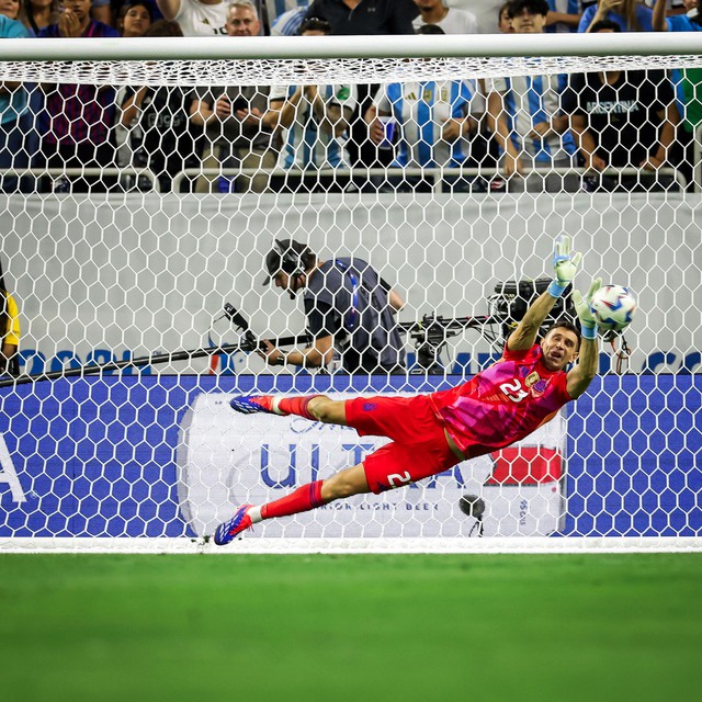 Copa America 2024: Messi sút hỏng 11 m đã có Emiliano Martinez cứu, Argentina vào bán kết- Ảnh 5.