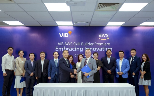 Lễ ký kết tích hợp nền tảng AWS Skill Builder vào chương trình đào tạo nhân lực về Cloud của VIB