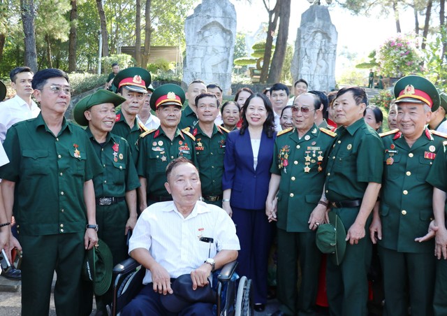 Phó chủ tịch nước Võ Thị Ánh Xuân tưởng nhớ anh hùng liệt sĩ tại Quảng Trị- Ảnh 2.