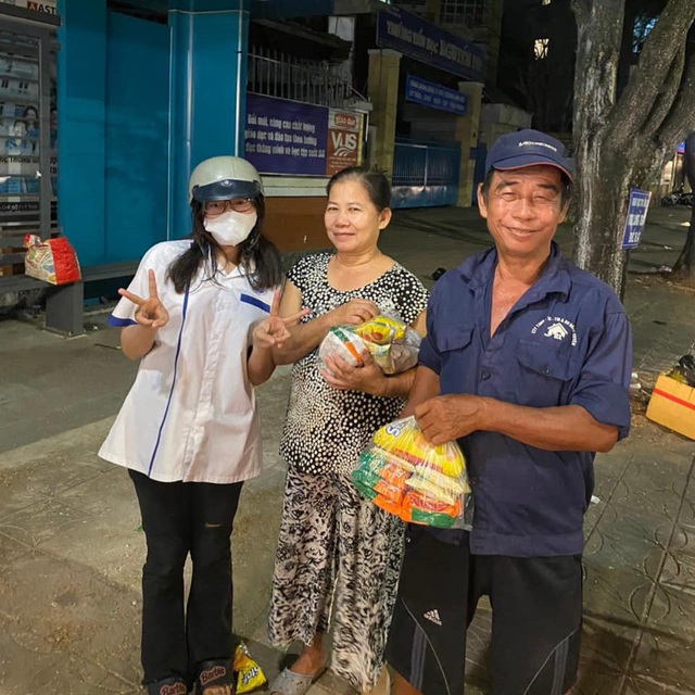 Những sinh viên sưởi ấm trái tim người kém may mắn- Ảnh 3.