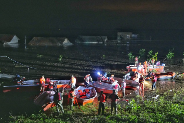 Trung Quốc điều động vệ tinh, máy bay đối phó vỡ đê hồ Động Đình- Ảnh 1.