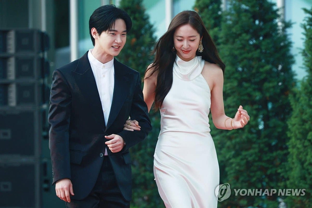 Son Ye Jin và Krystal diện váy trắng đụng độ tại thảm đỏ- Ảnh 8.