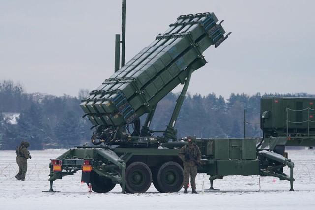 Nga tuyên bố phá hủy 2 giàn phóng Patriot, Ukraine nói đó chỉ là đồ giả- Ảnh 1.