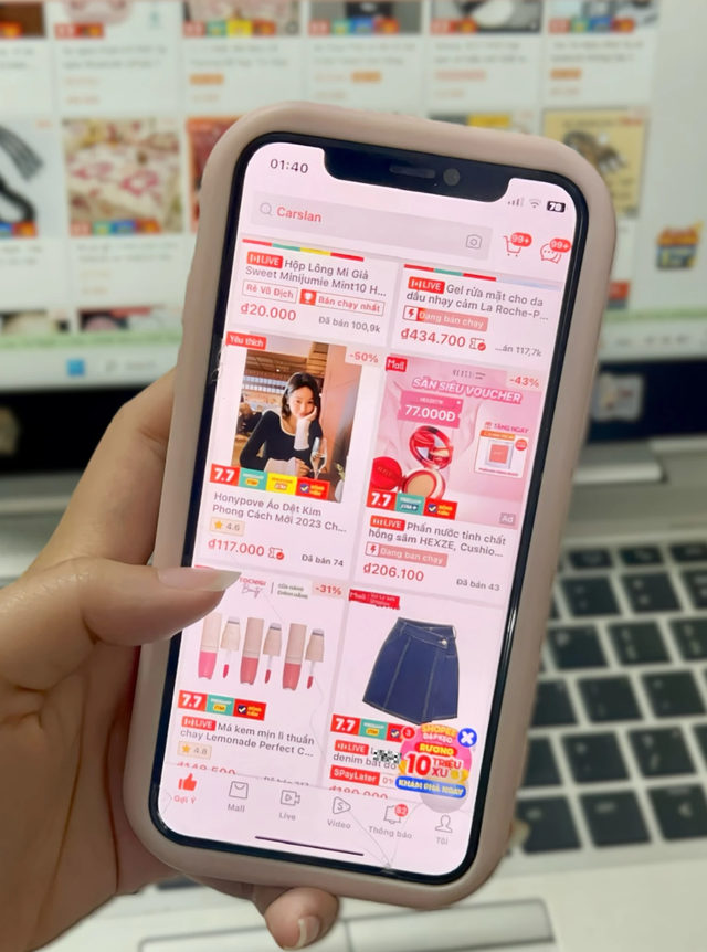 Thức đêm ‘săn’ hàng giảm giá- Ảnh 1. Thức đêm ‘săn’ hàng giảm giá- Ảnh 1.