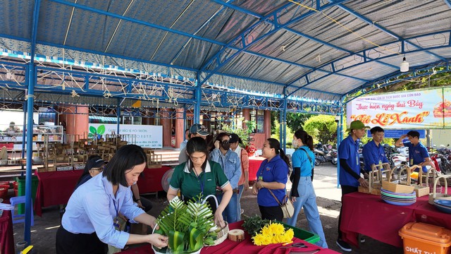 Nói không với hoạt động cúng đốt hàng mã tại các di tích ở Côn Đảo- Ảnh 2. Nói không với hoạt động cúng đốt hàng mã tại các di tích ở Côn Đảo- Ảnh 2.