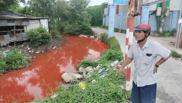  Nước kênh có màu đỏ lạ do người dân... rửa thùng sơn- Ảnh 3.