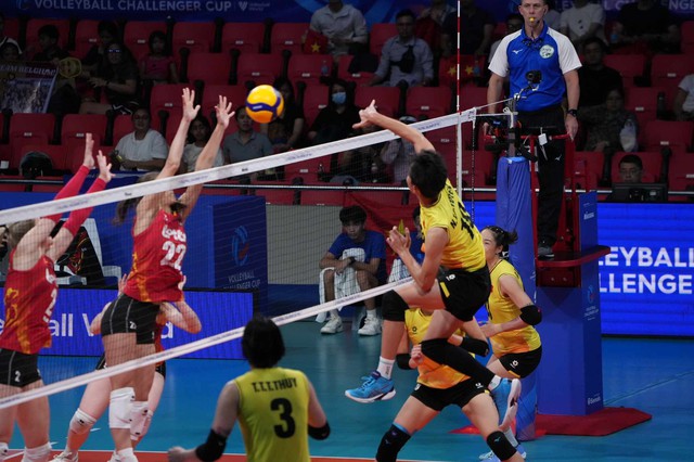  Đội tuyển bóng chuyền nữ Việt Nam kiên cường đánh bại đội Bỉ hạng 13 thế giới- Ảnh 1.