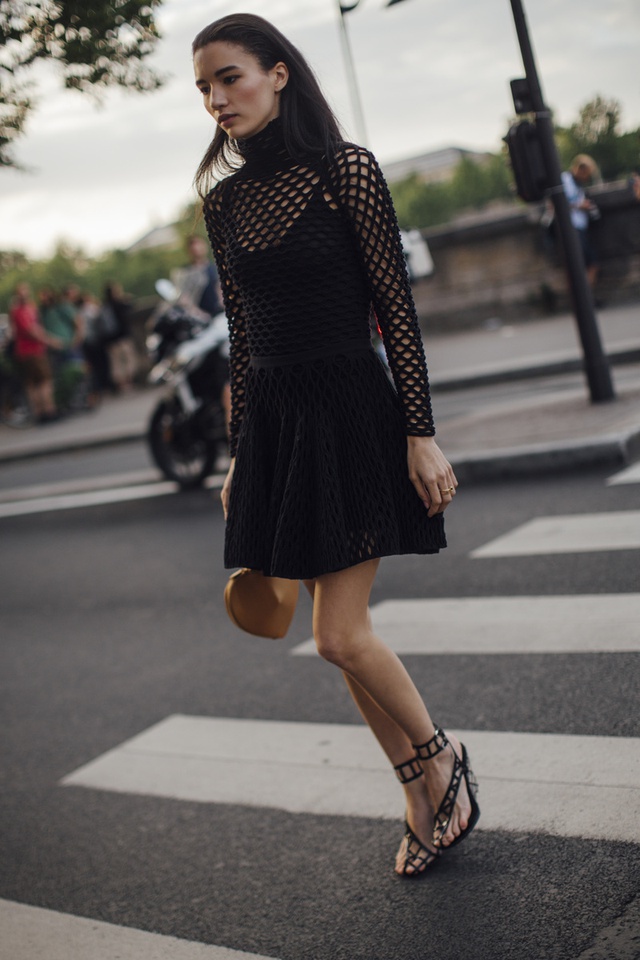 Hot and mysterious with the look of the little black dress in summer - Photo 2.