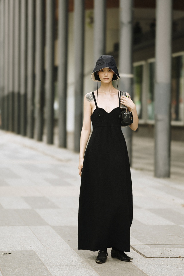 Hot and mysterious with the look of the little black dress in summer - Photo 4.