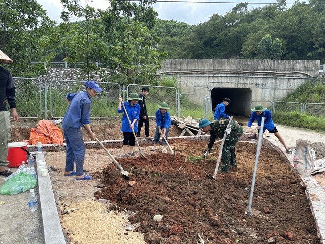 Những người trẻ đội nắng làm đường, biến ước mơ của người dân thành hiện thực- Ảnh 3.