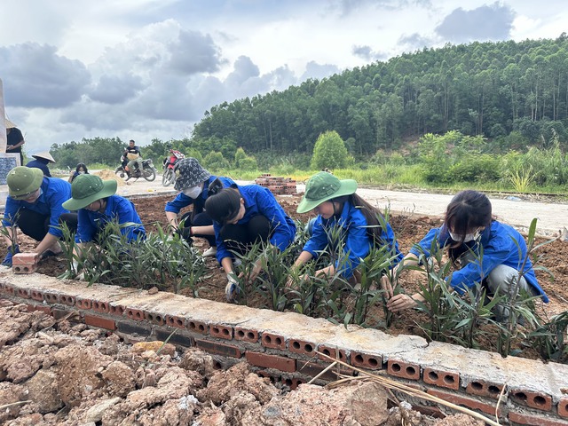 Những người trẻ đội nắng làm đường, biến ước mơ của người dân thành hiện thực- Ảnh 4.