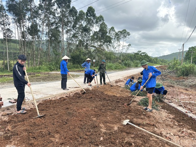 Những người trẻ đội nắng làm đường, biến ước mơ của người dân thành hiện thực- Ảnh 2.