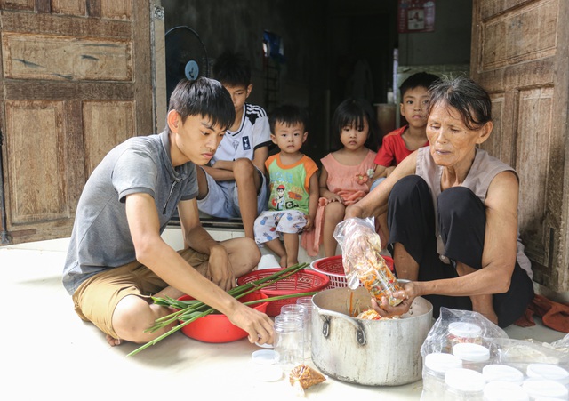 Cậu học trò nghèo vất vả mưu sinh, nuôi giấc mơ vào đại học- Ảnh 2.