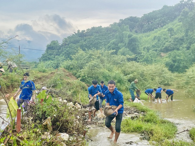 Về bản giúp dân- Ảnh 3.