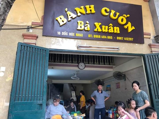 When talking about Hanoi delicacies, hot rice rolls are a must! - Photo 2.