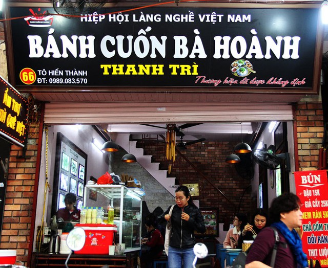 When talking about Hanoi delicacies, hot rice rolls are a must! - Photo 3.