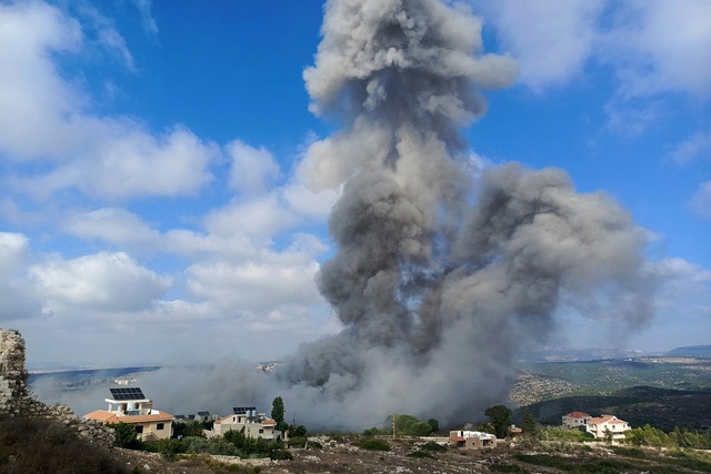 Hezbollah nã hàng loạt rốc két tấn công Israel - Ảnh 1.