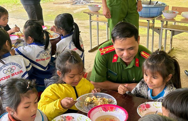 Khi mẹ là các chú công an- Ảnh 2.