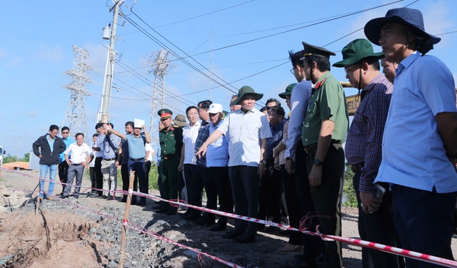 Phó thủ tướng Trần Lưu Quang làm việc với Bạc Liêu và Cà Mau về sạt lở- Ảnh 4.