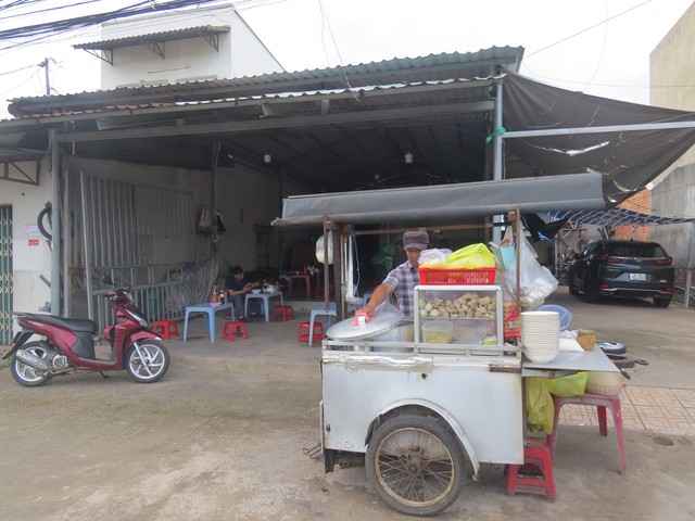 Người đàn ông nấu tô hủ tiếu ngon đến muỗng cuối cùng, nhiều khách quay lại ăn- Ảnh 1.