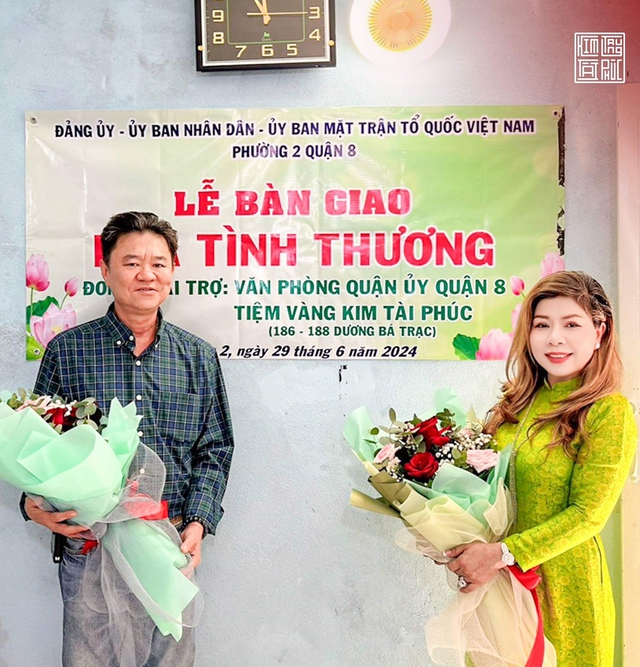 Ông Lê Văn Lâu và bà Ngô Thị Thanh Trúc, đại diện nhà tài trợ Kim Tài Phúc tại lễ bàn giao