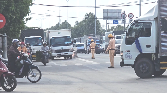 Tai nạn khiến giao thông cửa ngõ tây bắc TP.HCM bị ùn tắc, phương tiện kéo dài nhiều km- Ảnh 3.