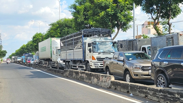 Tai nạn khiến giao thông cửa ngõ tây bắc TP.HCM bị ùn tắc, phương tiện kéo dài nhiều km- Ảnh 2.