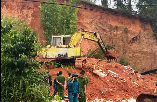 Lâm Đồng: Hạ tải đất trên đỉnh đồi mái dốc để chống sạt lở- Ảnh 2.