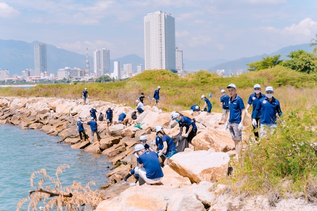 Ngày hội làm sạch bãi biển, trồng cây của nhân viên Duy Tân tại Nha Trang- Ảnh 1.