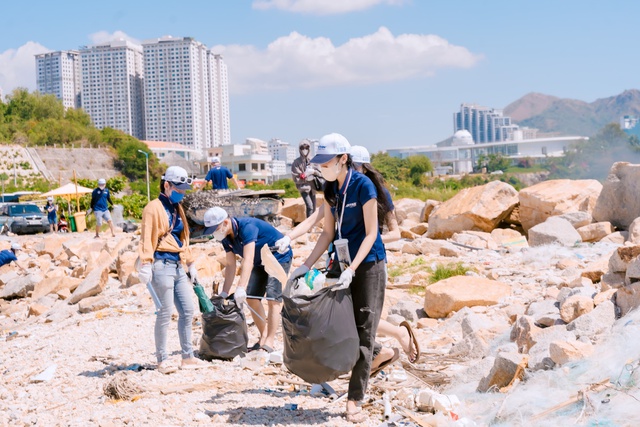 Ngày hội làm sạch bãi biển, trồng cây của nhân viên Duy Tân tại Nha Trang- Ảnh 2.