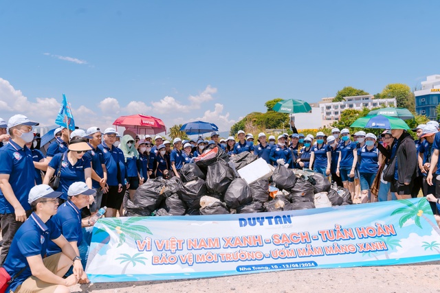 Hơn 200kg rác thải được nhân viên Duy Tân thu gom sau chương trình