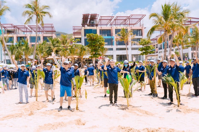 Nhân viên Duy Tân trồng cây xanh tại Bãi Tiên, Nha Trang