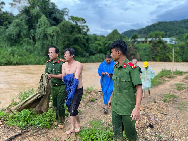 Hết lòng vì dân: Quên thân cứu nạn nhân bị lũ cuốn- Ảnh 2.