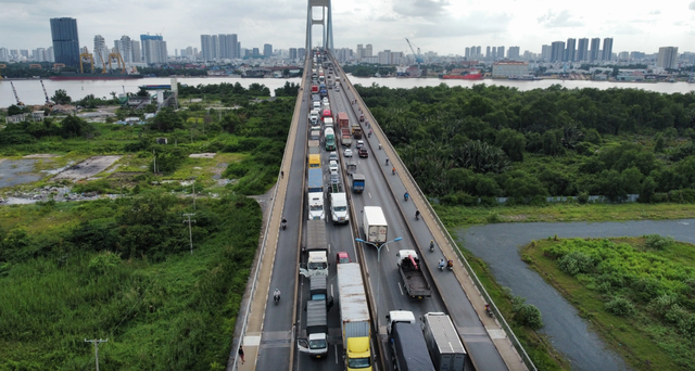 Tăng cường kiểm tra xe quá tải sau vụ tai nạn liên hoàn trên cầu Phú Mỹ- Ảnh 2.