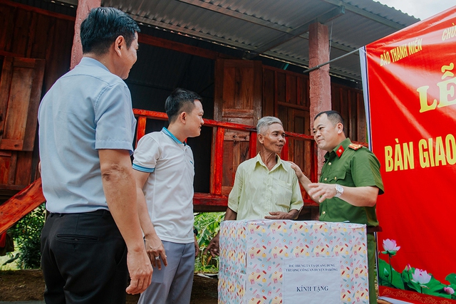 Tặng 5 ngôi nhà nhân ái cho đồng bào Vân Kiều- Ảnh 2.