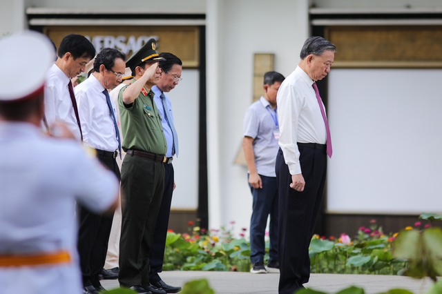 Tổng Bí thư, Chủ tịch nước Tô Lâm dâng hương tưởng niệm Chủ tịch Hồ Chí Minh- Ảnh 4.