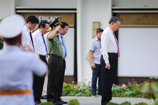 Tổng Bí thư, Chủ tịch nước Tô Lâm dâng hương tưởng niệm Chủ tịch Hồ Chí Minh- Ảnh 3.